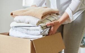 How to Pack Clothes for Moving